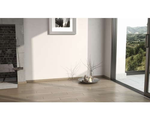 Innenraum mit Holzboden, Kamin und Blick ins Grüne