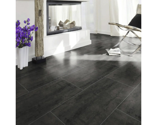 Wohnzimmer mit dunklen Bodenfliesen, Kamin und Dekorationen