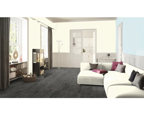 Heller Wohnraum mit Sofa, Regalen und Kaminofen