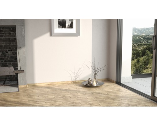 Heller Raum mit Holzboden, Dekoration und Blick nach draußen