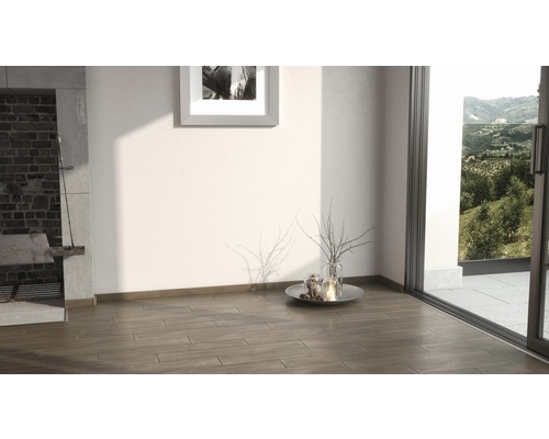 Heller Raum mit Holzboden, gemauertem Kamin, Bild und Dekoration