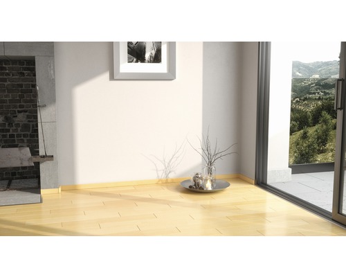 Wohnraum mit Kamin, Holzboden, Dekoration und Blick ins Grüne