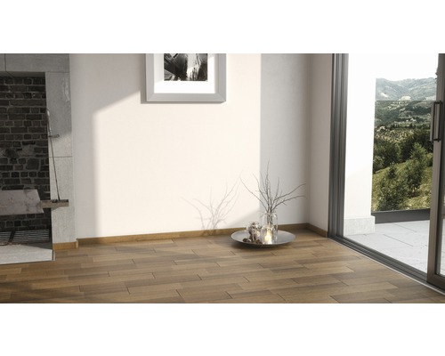 Innenraum mit Holzboden, Kamin und Ausblick durch eine Glasschiebetür