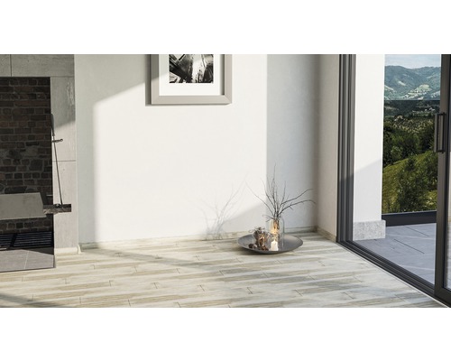 Heller Raum mit Fußboden, Grillplatz und Dekoration