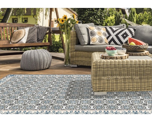 Terrasse mit Outdoor Teppich, Sitzgruppe und Dekoration