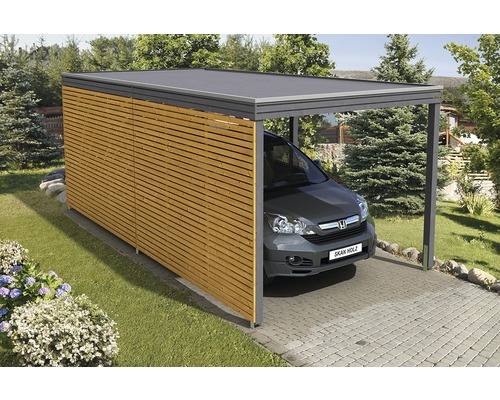 Modernes Carport mit Holzwand und geparktem Auto