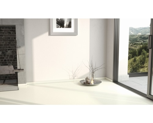 Heller Raum mit Kamin, Dekoration und Blick ins Grüne