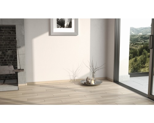 Heller Raum mit Fliesenboden, Kamin und Fenster