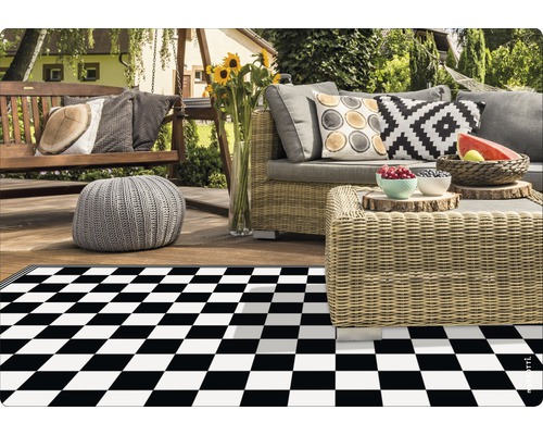 Terrasse mit Schachbrettmuster Teppich und Gartenmöbeln
