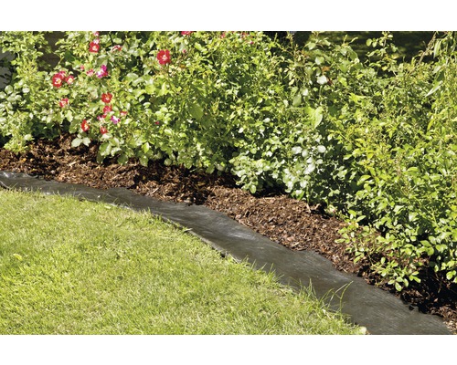 Gartenlandschaft mit Unkrautvlies, Rasen und Pflanzen