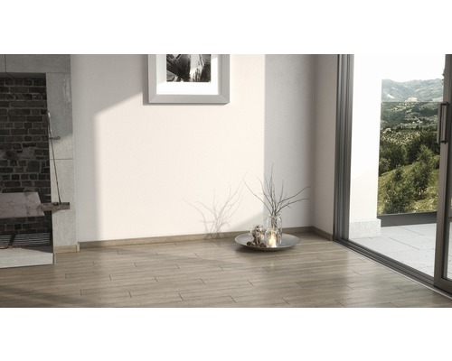 Heller Raum mit Kamin, Holzboden und Blick ins Grüne