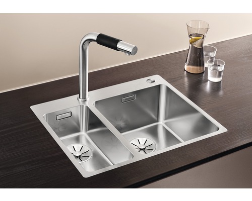 Spültisch mit zwei Becken und Wasserhahn auf einer Arbeitsplatte