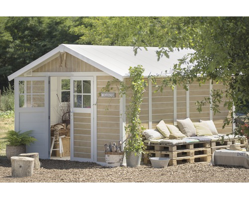 Gartenhaus mit geöffneten Türen, Palettenmöbeln und Pflanzgefäßen im Außenbereich