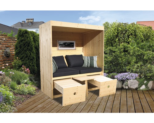 Gartenlounge aus Holz mit Sitzkissen und Beistelltischen im Außenbereich