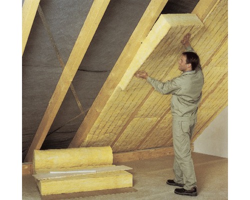 Dachbodenisolierung mit Mineralwolle zwischen Holzbalken