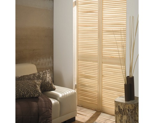 Wohnzimmer mit Holzjalousie und Dekoration