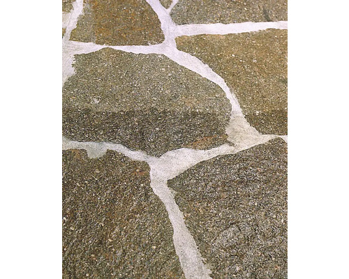 Nahaufnahme von Natursteinplatten mit Fugenmörtel