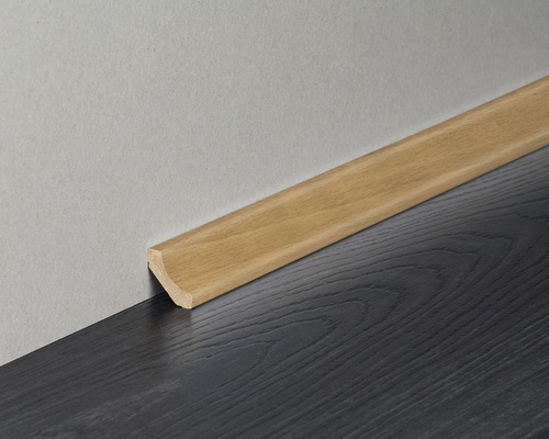 Holzsockelleiste an Wand und Boden