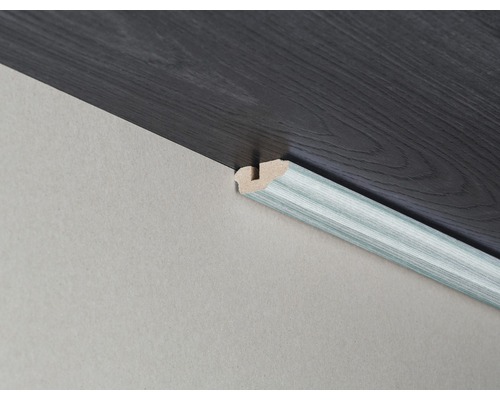 Detailaufnahme einer Fußleiste mit Laminatboden