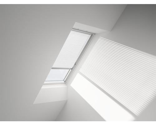VELUX Jalousie Jalousette weiß manuell PAL C02 7001S Dachfenster mit geschlossenem Plissee in einem hellen Raum