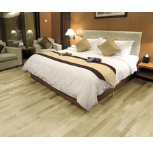 Hotelzimmer mit Doppelbett, Sesseln und Holzboden