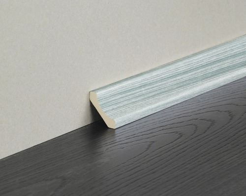 Sockelleiste aus Holz mit Maserung vor Wand und Holzboden