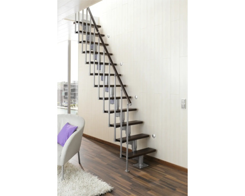 Treppe mit Metallgeländer und Holzstufen in einem modernen Wohnraum