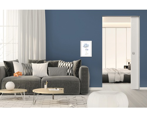 Wohnzimmer mit Couch, Tisch und Schiebetür zum Schlafzimmer