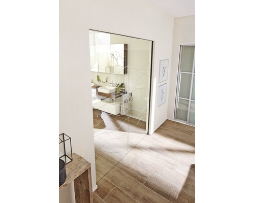 Badezimmer mit Glasschiebetür und Holzbodenfliesen.
