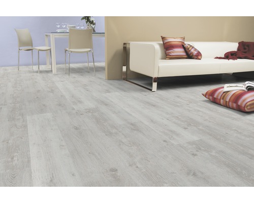 Heller Laminatboden in einem Wohnraum mit Sofa und Essbereich.