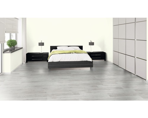 Helles Schlafzimmer mit Bett, Nachttischen und Schrank