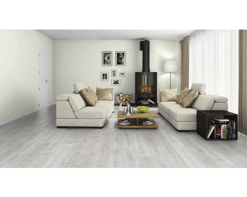 Heller Wohnraum mit Sofa, Kamin und Holzboden
