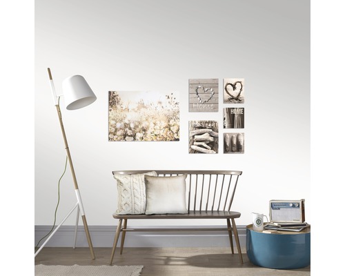 Dekoratives Wohnzimmer mit Bank, Lampe, Couchtisch und Wandbildern.