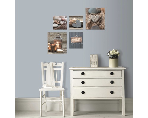 Wohnraumdeko mit fünfteiligen Wandbildern, Kommode und Stuhl