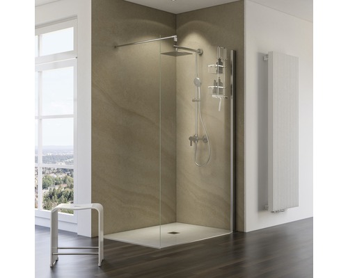 Moderne Dusche mit Duscharmatur, Duschregal und Heizkörper in einem hellen Badezimmer.