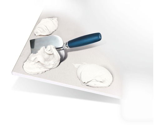 Spachtel mit Spachtelmasse auf einer Oberfläche