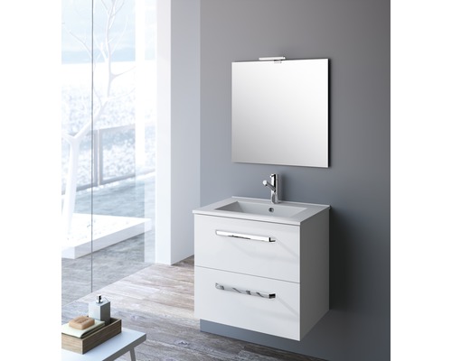 Badezimmer mit Waschbeckenunterschrank, Waschtisch, Armatur und Spiegel