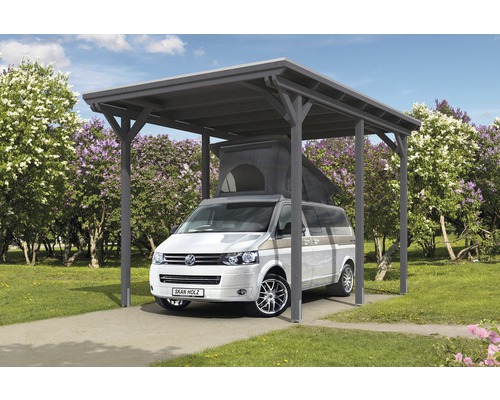 Grauer Carport aus Holz mit darunter geparktem VW-Bus