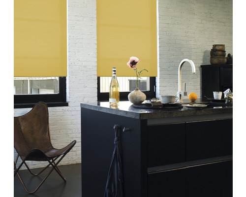 Helle Küche mit gelben Rollos vor den Fenstern