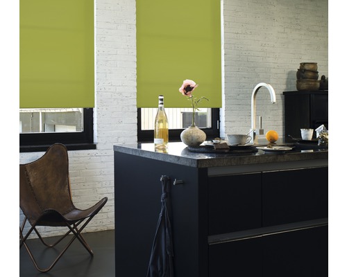 Moderne Küche mit grünen Rollos vor dem Fenster, ergänzt durch eine Arbeitsplatte, Spüle und Stuhl