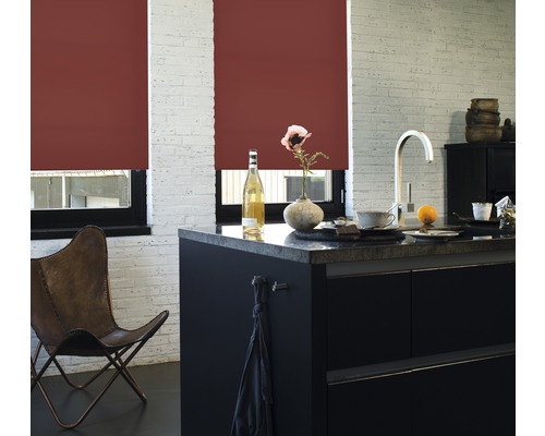 Szene einer modernen Küche mit roten Rollos an den Fenstern.