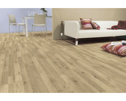 Helles Wohnzimmer mit Laminatboden, Sofa und Esstisch