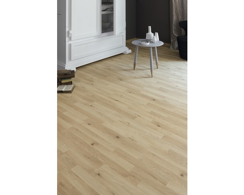 Helles Zimmer mit Laminatboden in Holzoptik, Schrank und kleinem Tisch