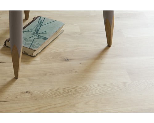 Heller Holzboden mit Tischbeinen und Buch