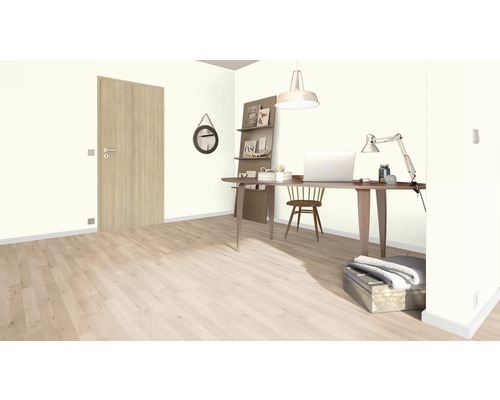 Heller Raum mit Holzboden, Schreibtisch und Tür