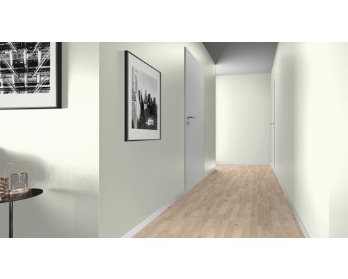 Heller Flur mit zwei gerahmten Bildern an der Wand und Holzboden