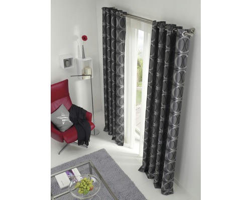 Wohnzimmer mit Gardinen mit Ösenaufhängung und geometrischem Muster