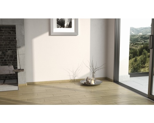 Heller Raum mit Holzboden, Kamin, Dekoration und Blick ins Grüne