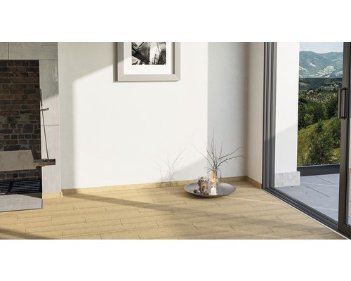 Heller Raum mit Holzfliesen, Fenster und Dekoration