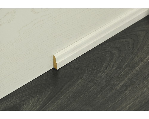 Sockelleiste aus Holz an Wand und Boden